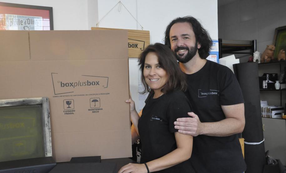 Fomento Paraná libera R$ 30 milhões em créditoem julho, melhor mês na história da empresa - Na foto, Daniel Cortezia e Patrícia Motta, da Box Plus Box, estúdio de cartonagem