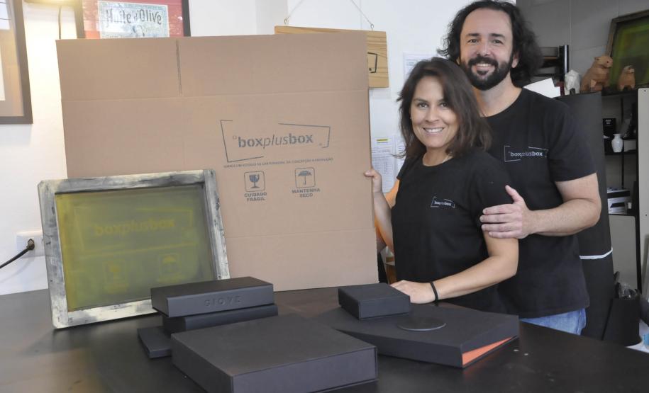 Fomento Paraná libera R$ 30 milhões em créditoem julho, melhor mês na história da empresa - Na foto, Daniel Cortezia e Patrícia Motta, da Box Plus Box, estúdio de cartonagem