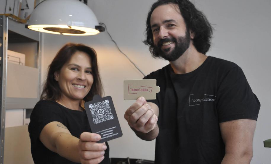Fomento Paraná libera R$ 30 milhões em créditoem julho, melhor mês na história da empresa - Na foto, Daniel Cortezia e Patrícia Motta, da Box Plus Box, estúdio de cartonagem