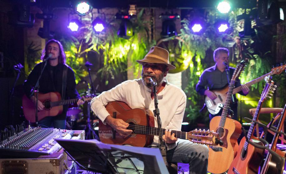 Centro Cultural Teatro Guaíra - lmir Sater e Banda – No sábado (31) às 21h, a tradicional apresentação que o músico Almir Sater realiza todos os anos em Curitiba será marcada por clássicos da trajetória do cantor e violeiro -