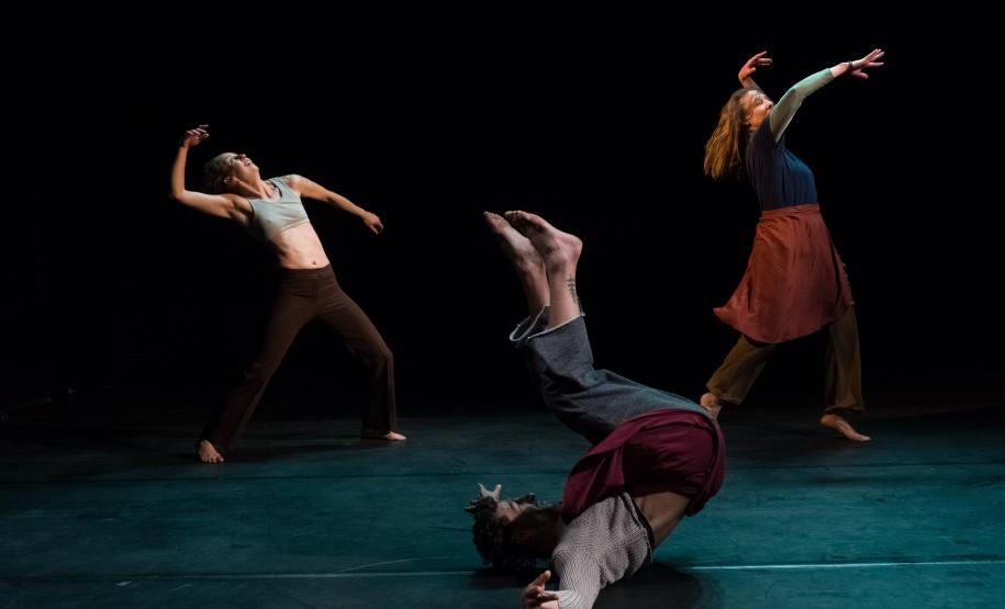 Centro Cultural Teatro Guaíra - Miniauditório Desmundo – Dividida em dois atos, a peça “Desmundo” é fundada na experimentação de estados corporais e tônus dos bailarinos que mergulham em universos distintos. -