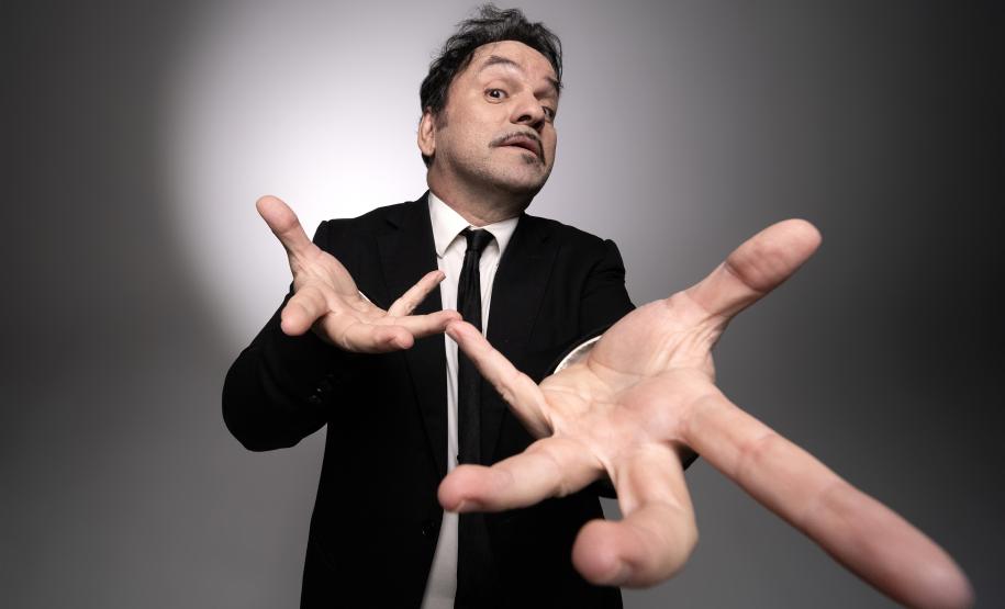 Centro Cultural Teatro Guaíra - Teatro José Maria Santos - Fake-News – A Comédia – É cada vez mais difícil distinguir o que é verdade ou não. A comédia é o décimo solo do ator e comediante Fábio Silvestre. - Foto: Divulgação