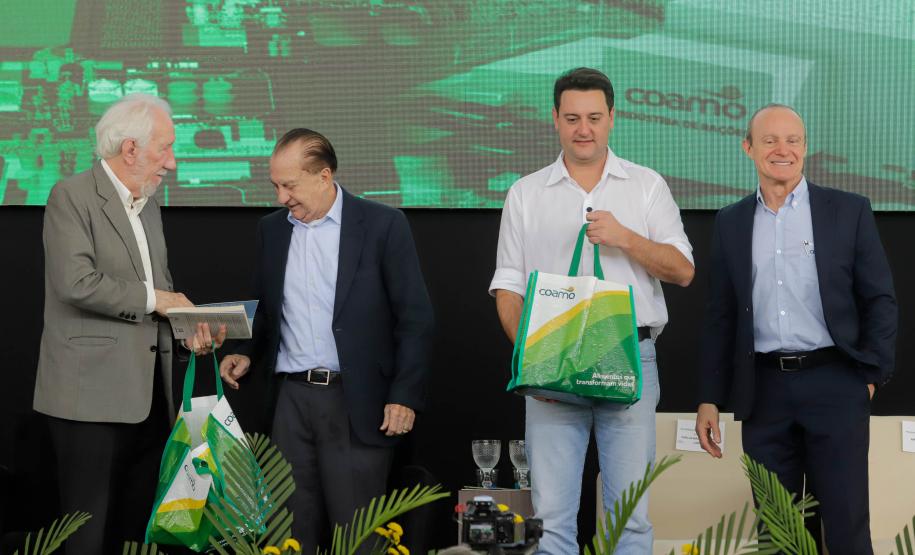 Campo Mourão, 16 de agosto de 2024 - O governador Carlos Massa Ratinho Junior participa da inauguração da indústria de rações e do lançamento da pedra fundamental da indústria de etanol e milho da Coamo em Campo Mourão.