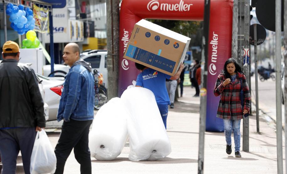 Comércio do Paraná cresce acima da média nacional em junho, com alta de 2%