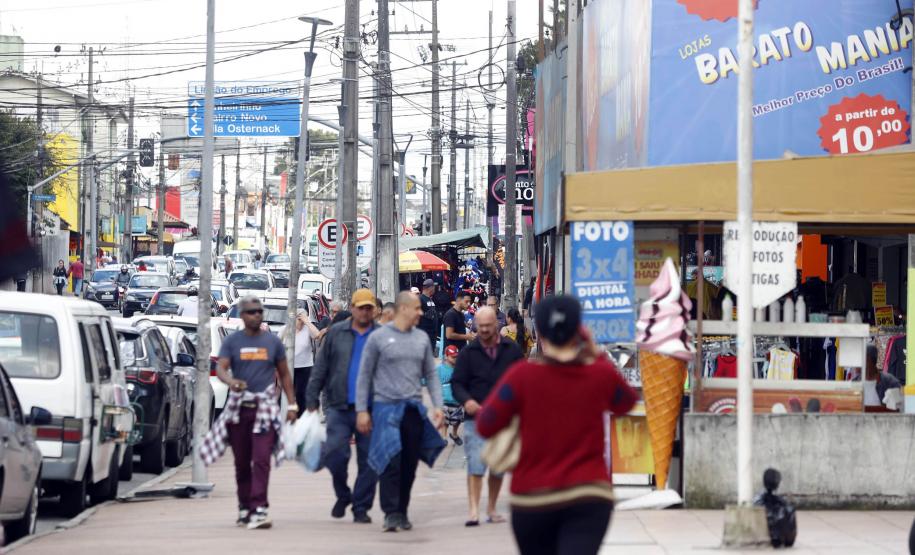 Comércio do Paraná cresce acima da média nacional em junho, com alta de 2%
