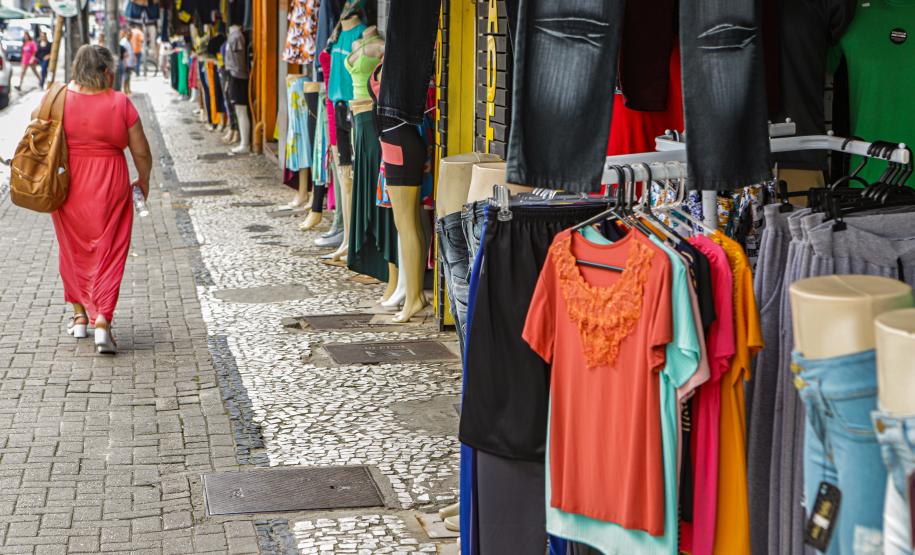 Comércio do Paraná cresce acima da média nacional em junho, com alta de 2%