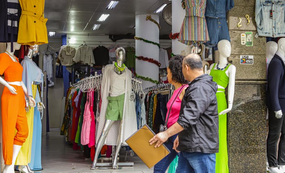 Comércio do Paraná cresce acima da média nacional em junho, com alta de 2%