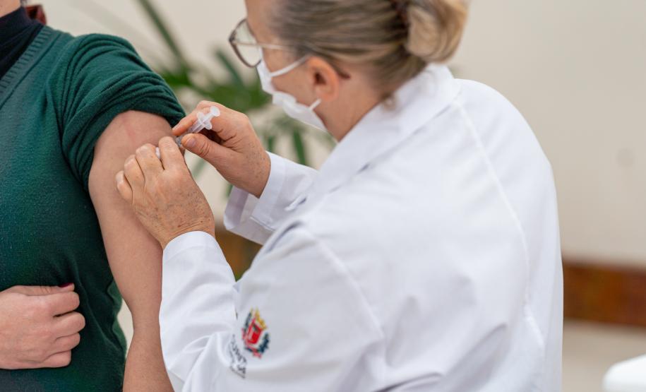 Escolas estaduais e municipais já estão recebendo a força-tarefa de vacinação