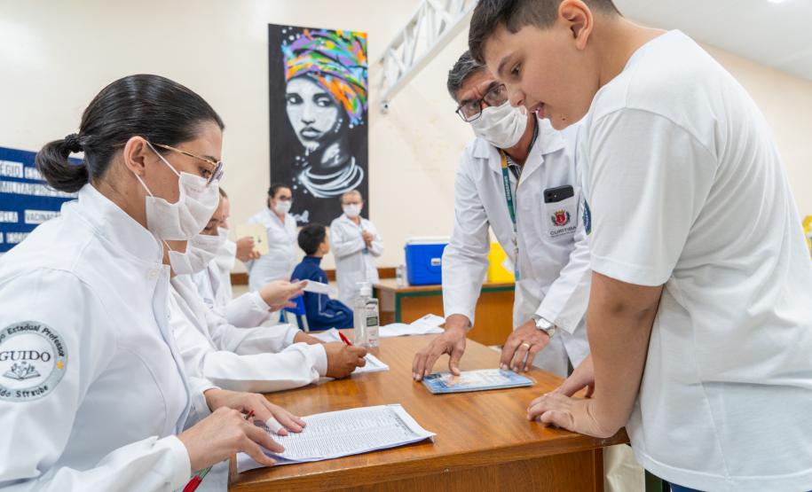 Escolas estaduais e municipais já estão recebendo a força-tarefa de vacinação