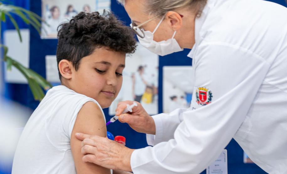 Escolas estaduais e municipais já estão recebendo a força-tarefa de vacinação