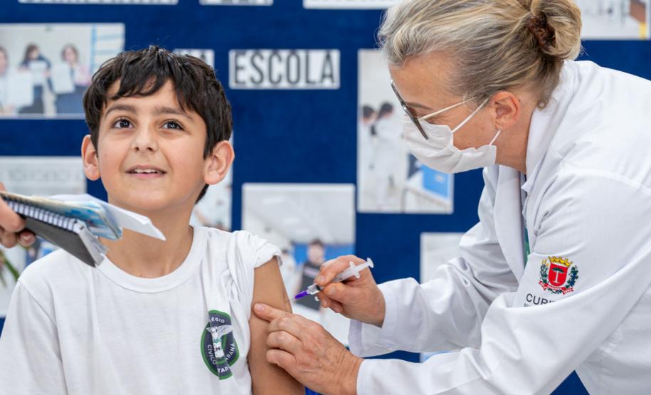 Escolas estaduais e municipais já estão recebendo a força-tarefa de vacinação