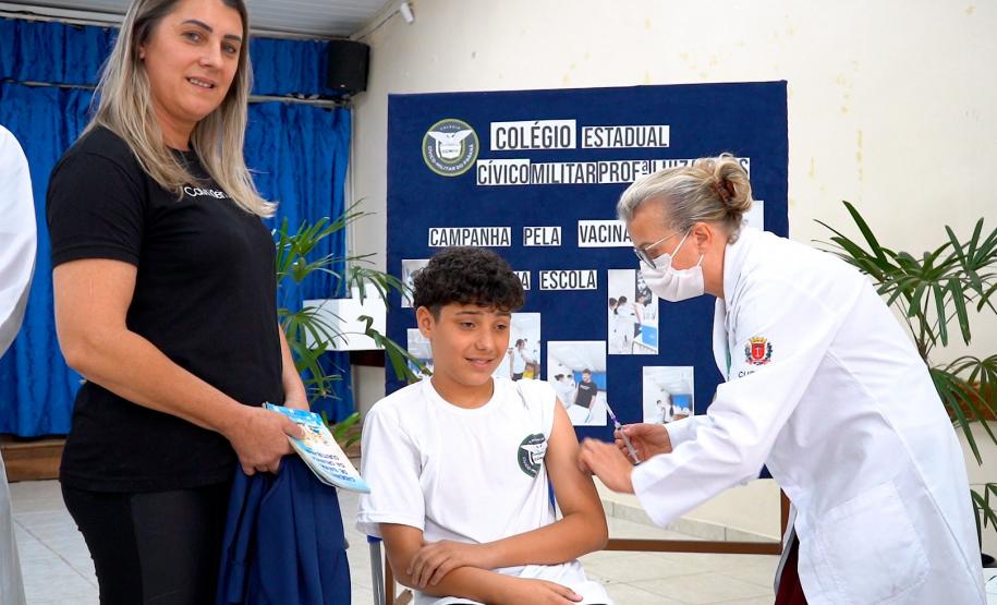 Escolas estaduais e municipais já estão recebendo a força-tarefa de vacinação