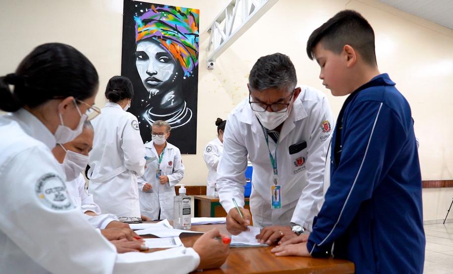 Com mais de 80 mil doses aplicadas, Paraná divulga balanço parcial da força-tarefa de vacinação nas escolas
