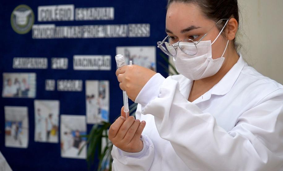 Escolas estaduais e municipais já estão recebendo a força-tarefa de vacinação