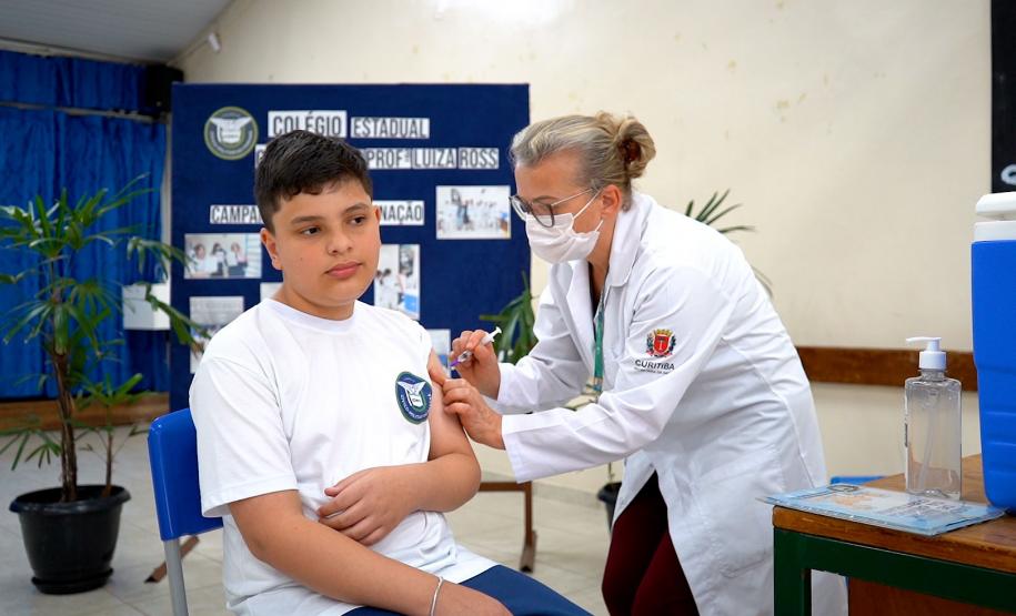 Escolas estaduais e municipais já estão recebendo a força-tarefa de vacinação