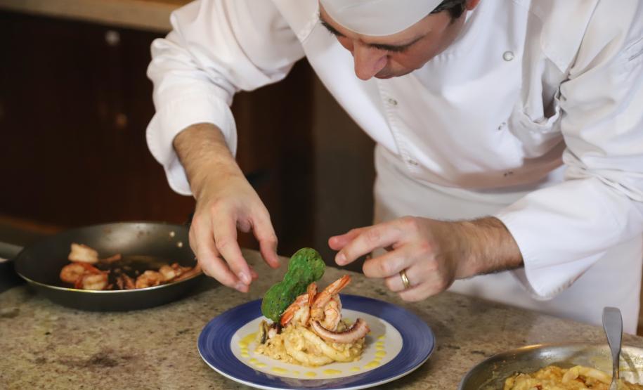 Serviços e turismo do Paraná crescem acima da média nacional no 1º semestre