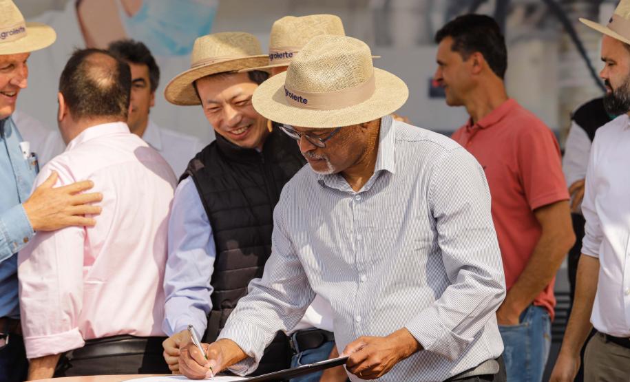 Governador assina acordo com Castrolanda para criação de Parque Tecnológico do Agroleite