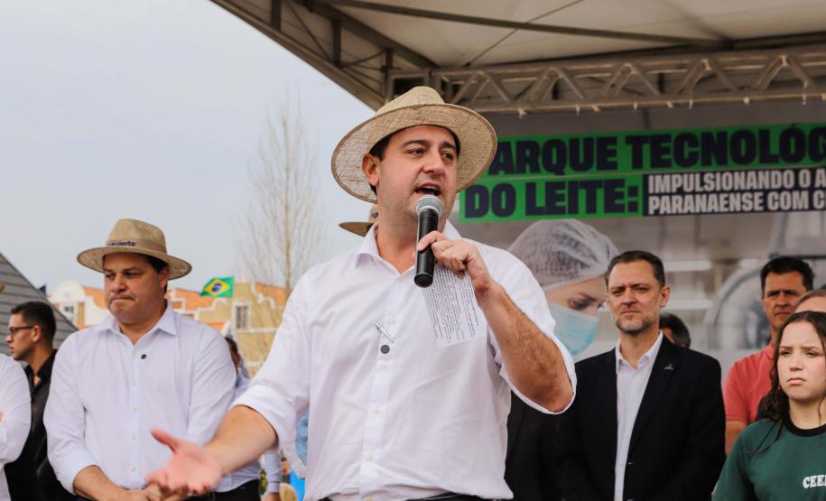 Governador assina acordo com Castrolanda para criação de Parque Tecnológico do Agroleite