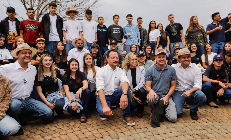 1,2 mil alunos da rede estadual visitam Agroleite, em Castro