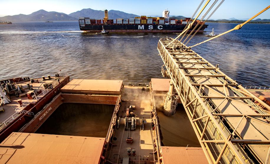 Exportação de soja pelos portos paranaenses cresce 4 vezes mais que a média nacional