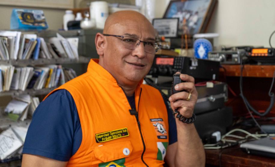 O presidente da Liga de Amadores Brasileiros de Rádio Emissão (LABRE), Renato Figuerôa, éum destes voluntários.