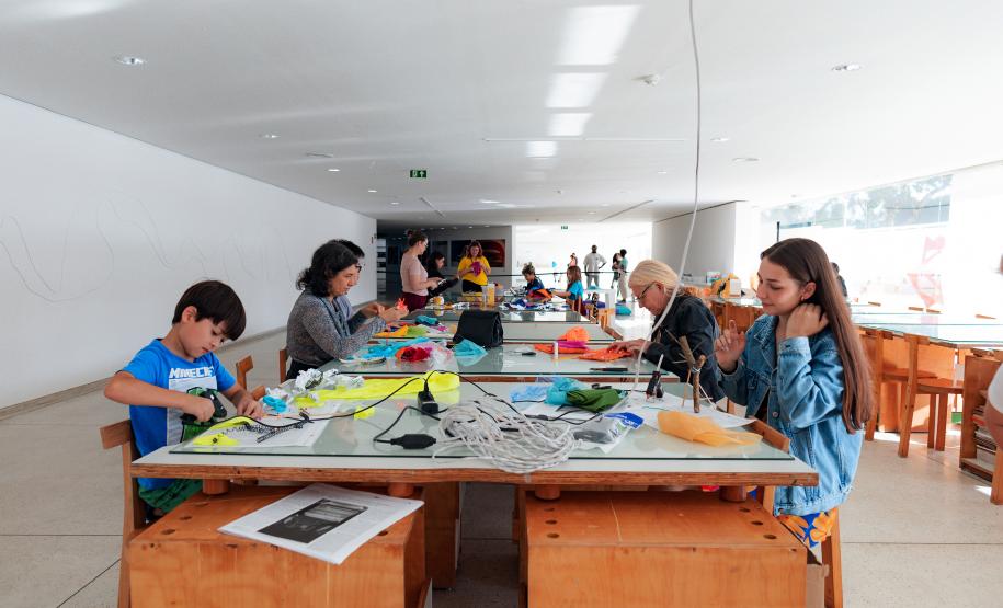 Museu Oscar Niemeyer (MON) - Tintas Naturais – O Laboratório de Experiências de setembro acontece na quarta (4), em duas sessões: às 10h30 e às 14h30, no Espaço de Oficinas – Subsolo do MON. -
