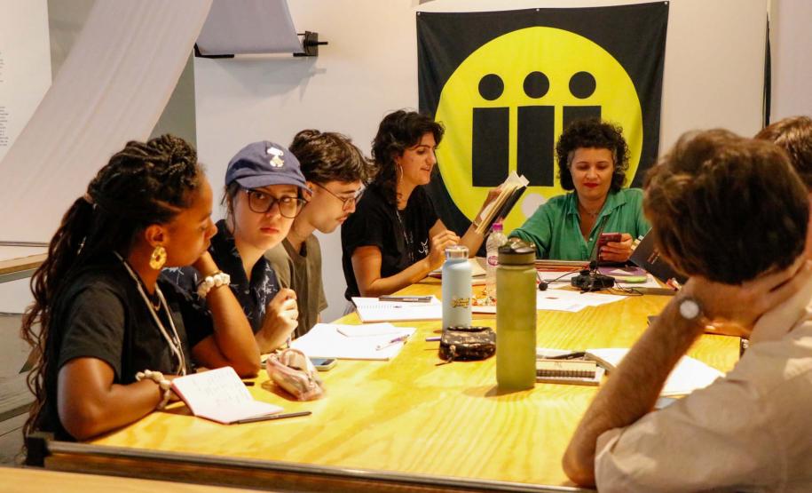 Museu Paranaense (MUPA) - Encerramento – Na terça (3), às 19h30, ocorre o encerramento da residência “Por uma práxis da pergunta: residência de investigação crítica em práticas de curadoria e mediação”, conduzida pelo Laboratório de Imaginário Radical, projeto de extensão universitária vinculado ao Departamento de Artes da Universidade Federal do Paraná (UFPR), em parceria com o museu.