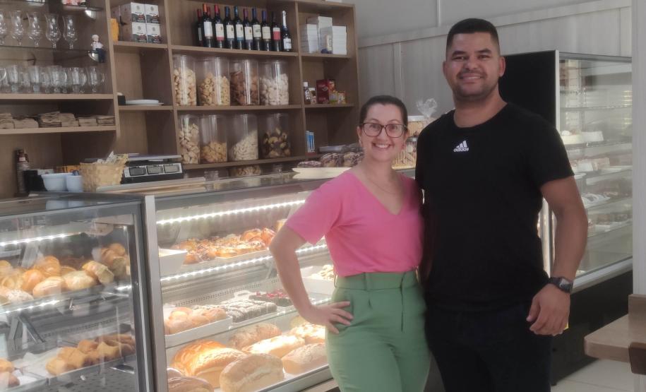 Fomento Paraná libera R$ 30 milhões em créditoem julho, melhor mês na história da empresa - Na foto, Daniel Cortezia e Patrícia Motta, da Box Plus Box, estúdio de cartonagem