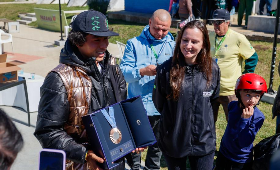 Bronze em Paris, Japinha ganha o carinho dos pequenos skatistas no Ginásio do Tarumã