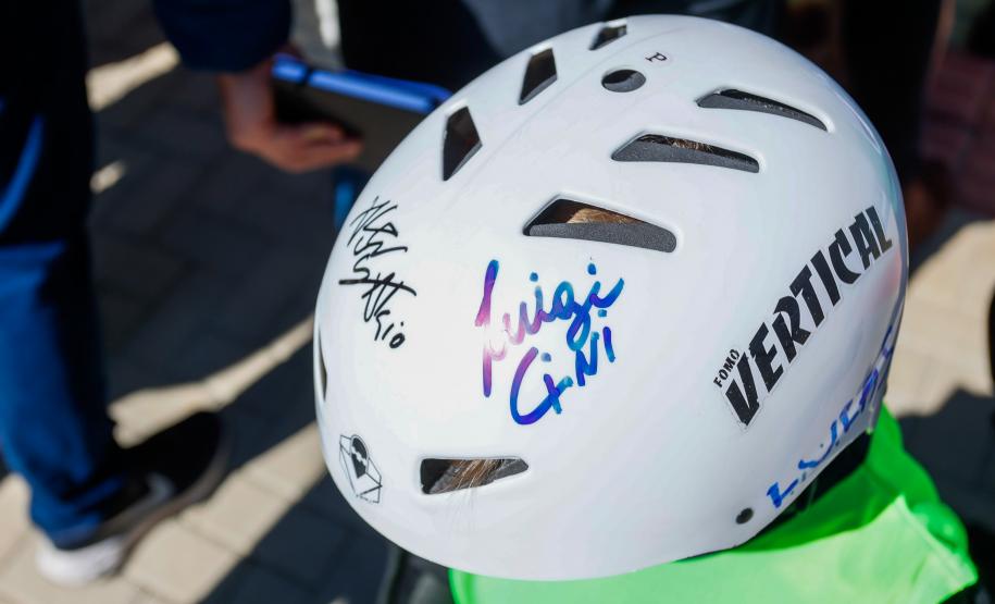 Bronze em Paris, Japinha ganha o carinho dos pequenos skatistas no Ginásio do Tarumã