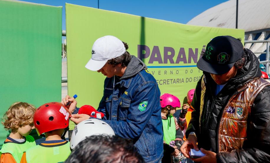 Bronze em Paris, Japinha ganha o carinho dos pequenos skatistas no Ginásio do Tarumã