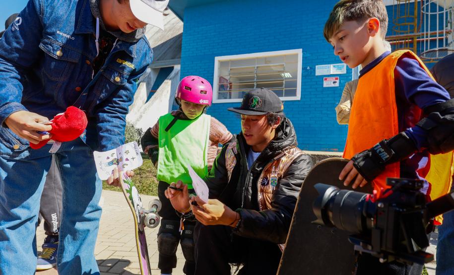 Bronze em Paris, Japinha ganha o carinho dos pequenos skatistas no Ginásio do Tarumã