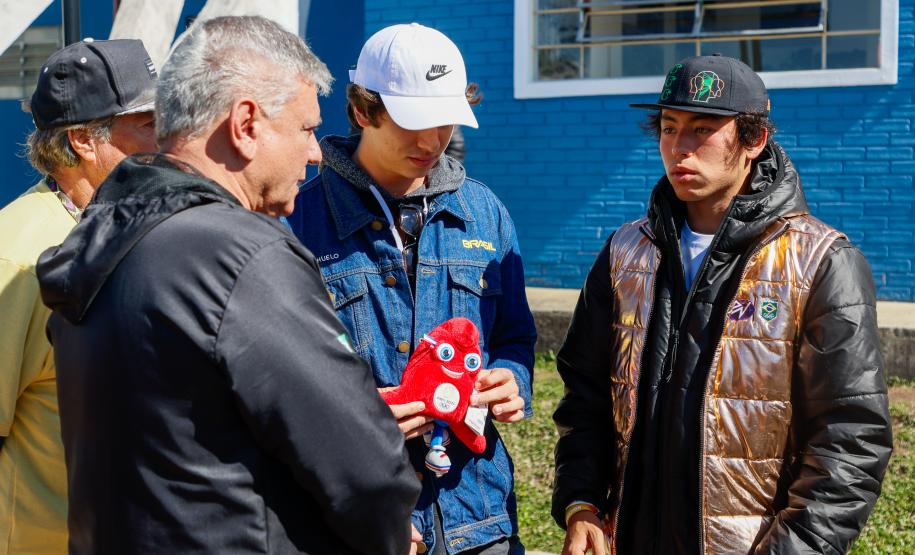 Bronze em Paris, Japinha ganha o carinho dos pequenos skatistas no Ginásio do Tarumã