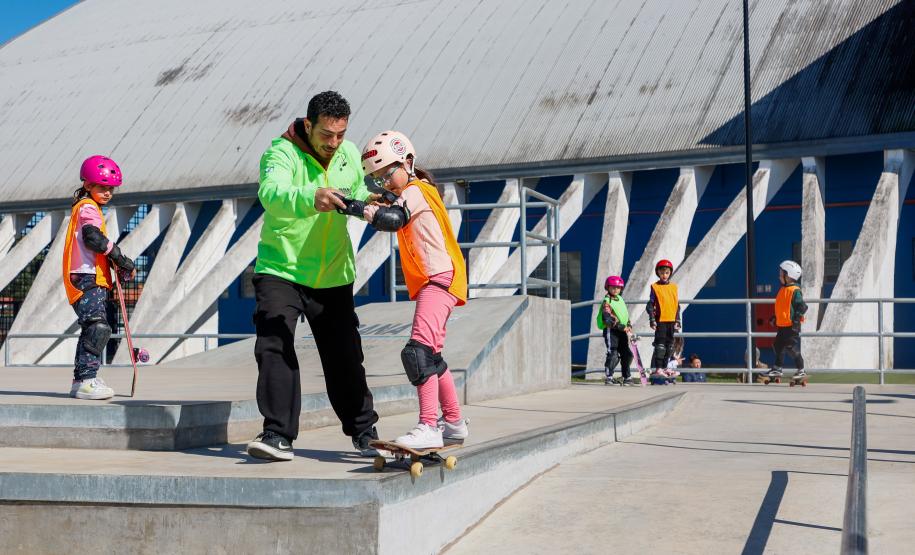 Bronze em Paris, Japinha ganha o carinho dos pequenos skatistas no Ginásio do Tarumã