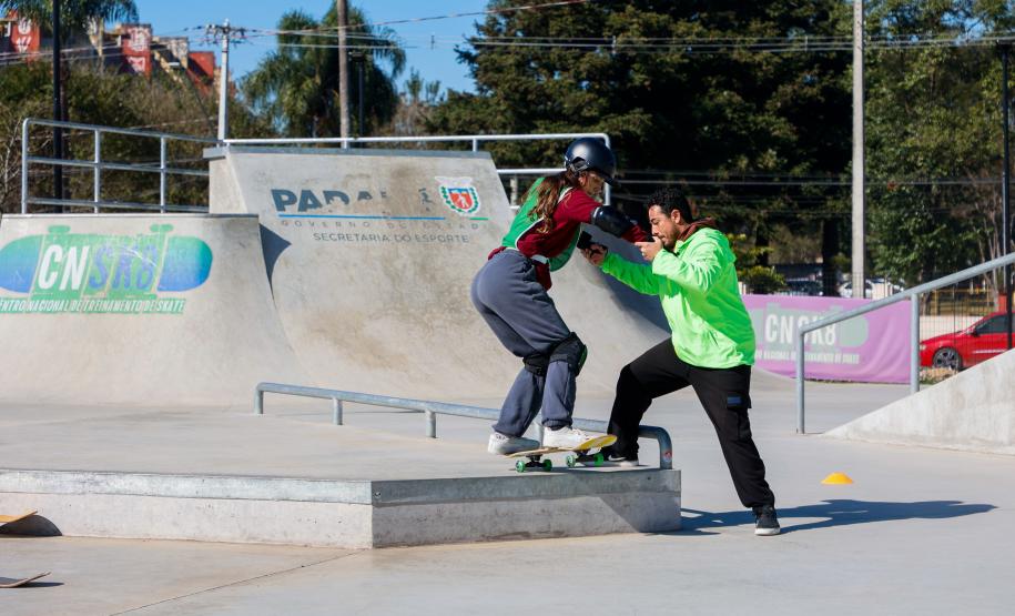 Bronze em Paris, Japinha ganha o carinho dos pequenos skatistas no Ginásio do Tarumã