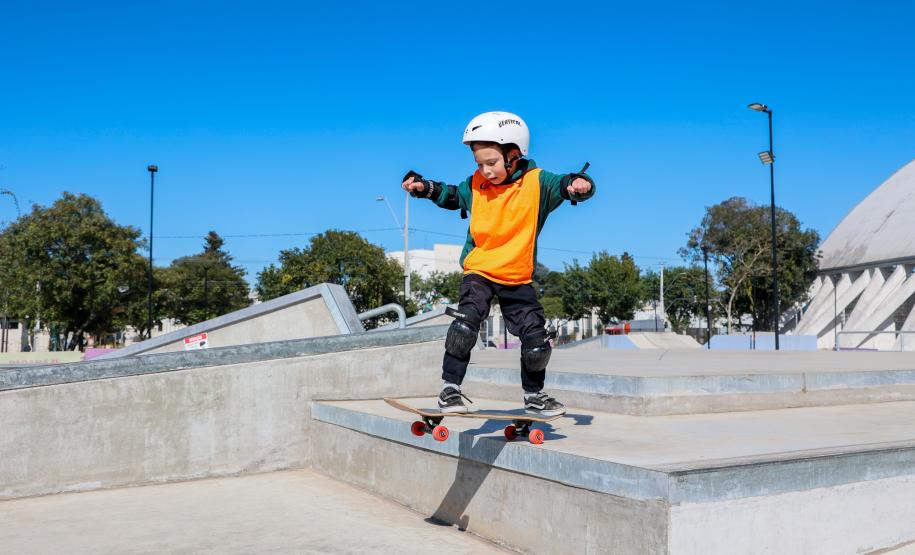 Bronze em Paris, Japinha ganha o carinho dos pequenos skatistas no Ginásio do Tarumã