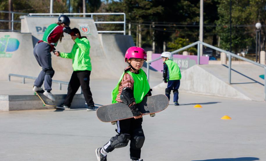 Bronze em Paris, Japinha ganha o carinho dos pequenos skatistas no Ginásio do Tarumã