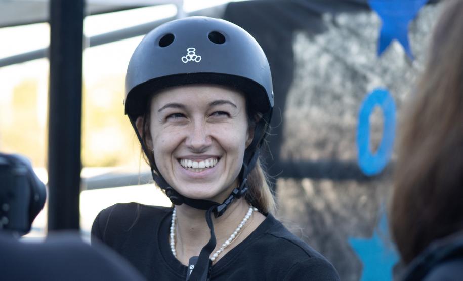 Curitibano Augusto Akio leva bronze olímpico e inspira nova geração de skatistas do Estado - Na foto, quem também realizou a preparação para os Jogos Olímpicos no CNTSK8 foi a skatista Dora Varella, natural de São Paulo