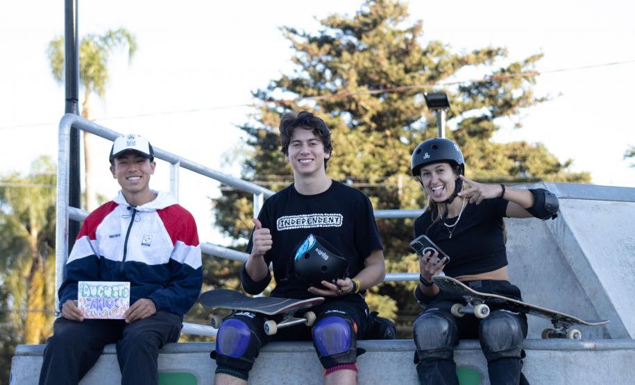 Curitibano Augusto Akio leva bronze olímpico e inspira nova geração de skatistas do Estado - Na foto, Augusto Akio, o Japinha, Luigi Cini e Dora Varella