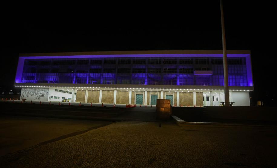 Com iluminação azul, Palácio Iguaçu entra na campanha para evitar afogamentos