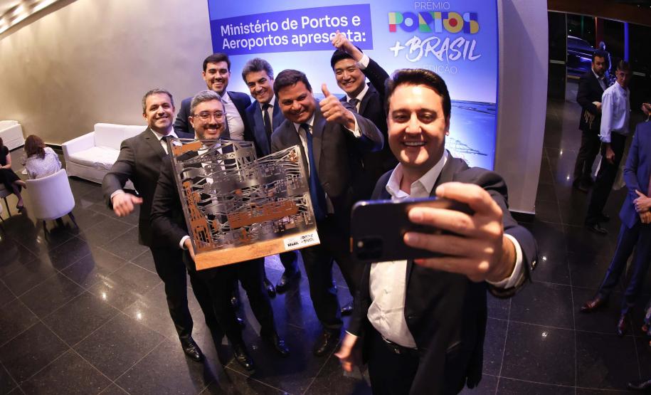 A Portos do Paraná conquistou pela quinta vez consecutiva o prêmio de melhor gestão portuária do País. O título foi recebido durante a 5ª edição Portos + Brasil, realizada nesta quarta-feira (07), em Brasília. A honraria é considerada a mais importante entre os portos públicos e homenageia as empresas com excelentes práticas de gestão portuária