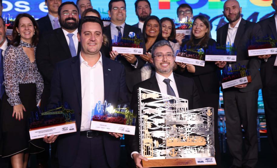 A Portos do Paraná conquistou pela quinta vez consecutiva o prêmio de melhor gestão portuária do País. O título foi recebido durante a 5ª edição Portos + Brasil, realizada nesta quarta-feira (07), em Brasília. A honraria é considerada a mais importante entre os portos públicos e homenageia as empresas com excelentes práticas de gestão portuária