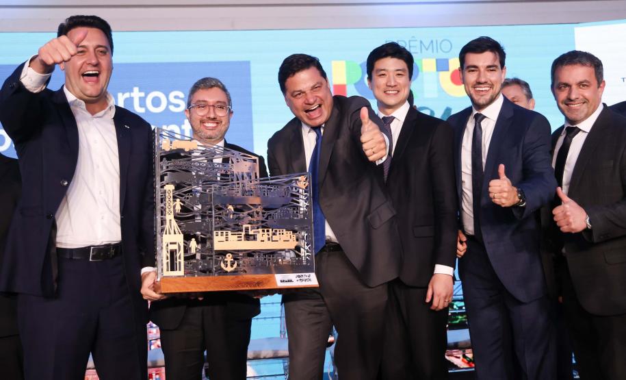 A Portos do Paraná conquistou pela quinta vez consecutiva o prêmio de melhor gestão portuária do País. O título foi recebido durante a 5ª edição Portos + Brasil, realizada nesta quarta-feira (07), em Brasília. A honraria é considerada a mais importante entre os portos públicos e homenageia as empresas com excelentes práticas de gestão portuária