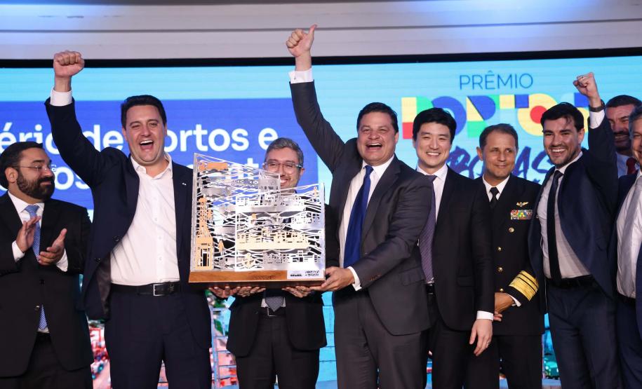 A Portos do Paraná conquistou pela quinta vez consecutiva o prêmio de melhor gestão portuária do País. O título foi recebido durante a 5ª edição Portos + Brasil, realizada nesta quarta-feira (07), em Brasília. A honraria é considerada a mais importante entre os portos públicos e homenageia as empresas com excelentes práticas de gestão portuária