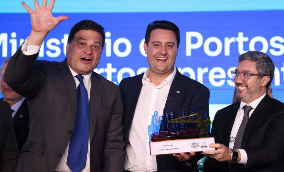A Portos do Paraná conquistou pela quinta vez consecutiva o prêmio de melhor gestão portuária do País. O título foi recebido durante a 5ª edição Portos + Brasil, realizada nesta quarta-feira (07), em Brasília. A honraria é considerada a mais importante entre os portos públicos e homenageia as empresas com excelentes práticas de gestão portuária