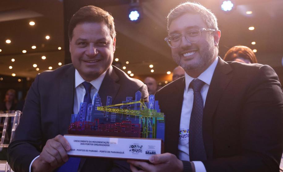 A Portos do Paraná conquistou pela quinta vez consecutiva o prêmio de melhor gestão portuária do País. O título foi recebido durante a 5ª edição Portos + Brasil, realizada nesta quarta-feira (07), em Brasília. A honraria é considerada a mais importante entre os portos públicos e homenageia as empresas com excelentes práticas de gestão portuária