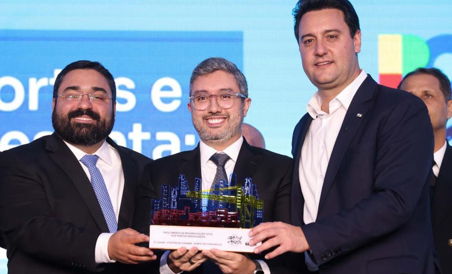 A Portos do Paraná conquistou pela quinta vez consecutiva o prêmio de melhor gestão portuária do País. O título foi recebido durante a 5ª edição Portos + Brasil, realizada nesta quarta-feira (07), em Brasília. A honraria é considerada a mais importante entre os portos públicos e homenageia as empresas com excelentes práticas de gestão portuária