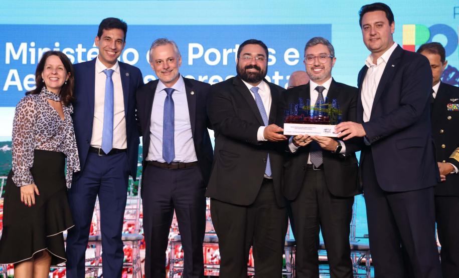 A Portos do Paraná conquistou pela quinta vez consecutiva o prêmio de melhor gestão portuária do País. O título foi recebido durante a 5ª edição Portos + Brasil, realizada nesta quarta-feira (07), em Brasília. A honraria é considerada a mais importante entre os portos públicos e homenageia as empresas com excelentes práticas de gestão portuária