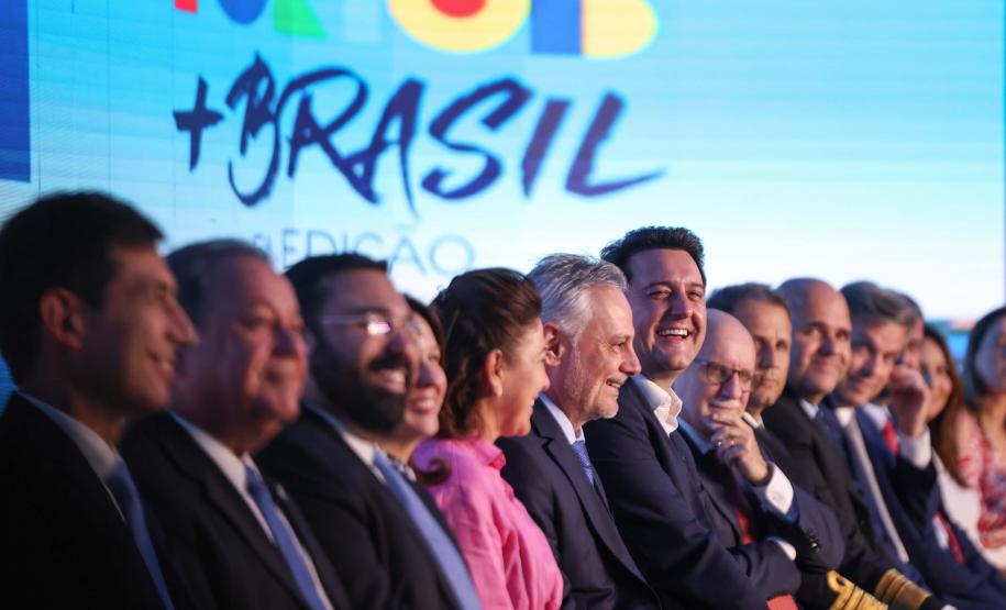 A Portos do Paraná conquistou pela quinta vez consecutiva o prêmio de melhor gestão portuária do País. O título foi recebido durante a 5ª edição Portos + Brasil, realizada nesta quarta-feira (07), em Brasília. A honraria é considerada a mais importante entre os portos públicos e homenageia as empresas com excelentes práticas de gestão portuária
