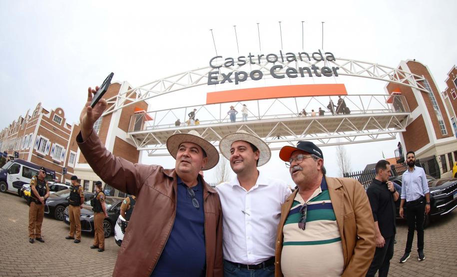 Governador assina acordo com Castrolanda para criação de Parque Tecnológico do Agroleite